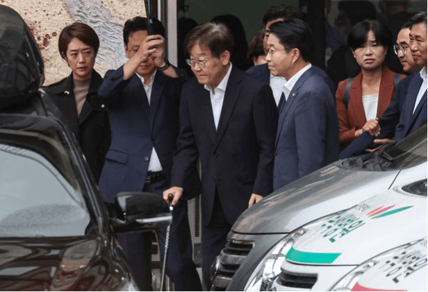 韩媒：李在明拄拐离开医院赴法庭接受审查，现场有支持者喊“加油”